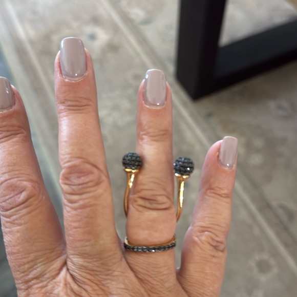 NWT NOIR Elegant Gold and black Ring sz 7 - Picture 1 of 2